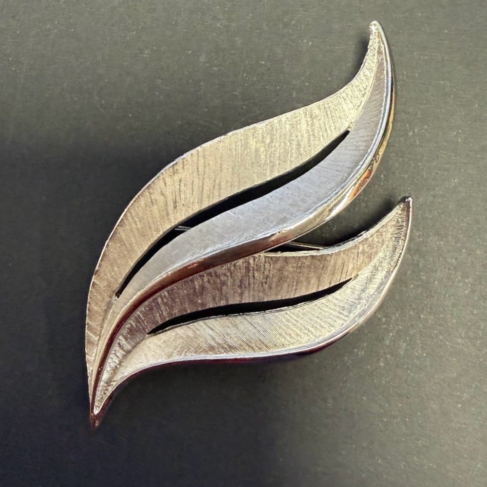 Vintage Trifari Silver Tone Brushed Leaf Flame Brooch‎ Pin Costume Jewelry MCM